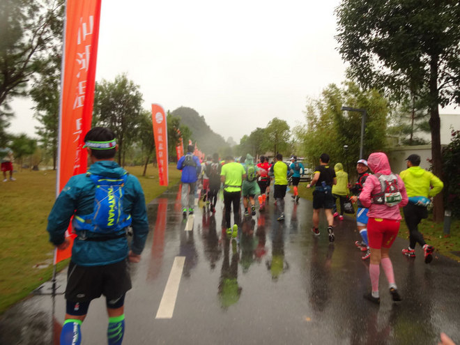 在雨中漫步，尝水中的味道