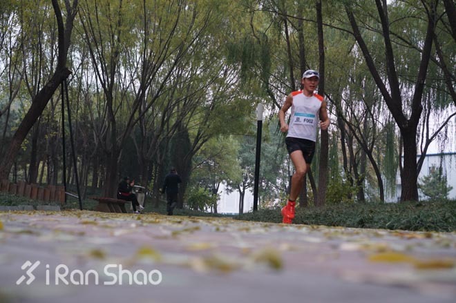 现场 | 赶在银杏叶落下时，分秒不差跑玩半马——Salomon城市越野北京站