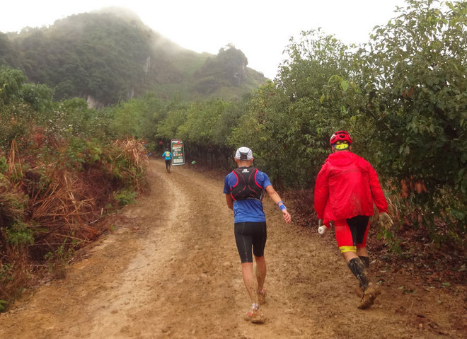 在雨中漫步，尝水中的味道