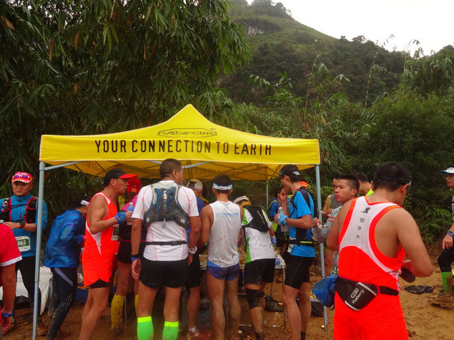 在雨中漫步，尝水中的味道