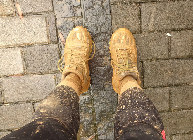 在雨中漫步，尝水中的味道