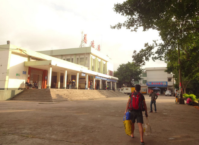 在雨中漫步，尝水中的味道