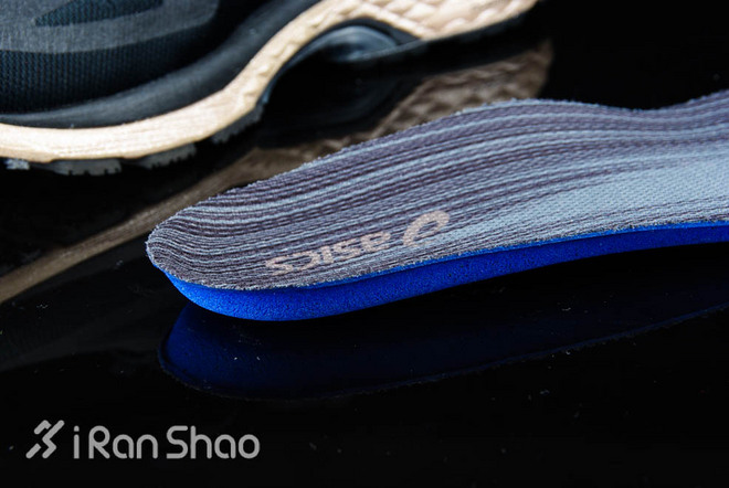 ASICS MetaRun 跑鞋鞋底