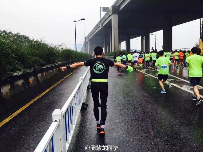 随风奔跑自由是方向——记人生第一次全程马拉松（兼雨中首马）——杭州马拉松