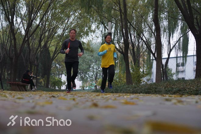 现场 | 赶在银杏叶落下时，分秒不差跑玩半马——Salomon城市越野北京站