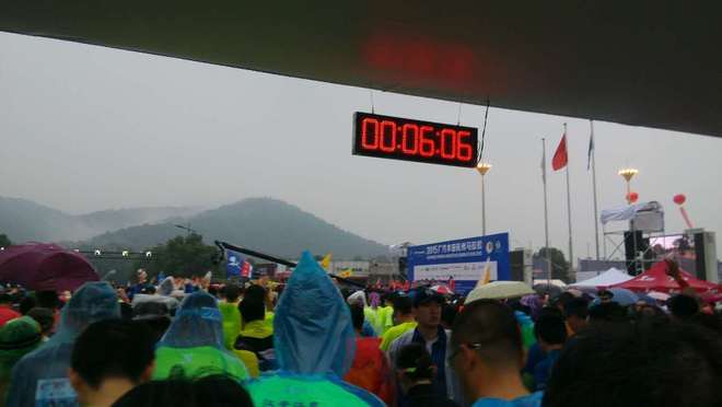 自己报的名，含着泪也要跑完