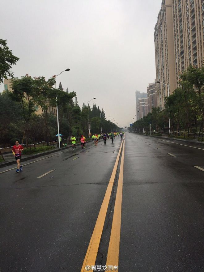 随风奔跑自由是方向——记人生第一次全程马拉松（兼雨中首马）——杭州马拉松