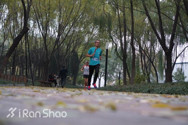 现场 | 赶在银杏叶落下时，分秒不差跑玩半马——Salomon城市越野北京站