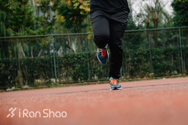 评测 | Saucony 圣康尼 Triumph ISO，向那些缓震弱鸡跑鞋致敬