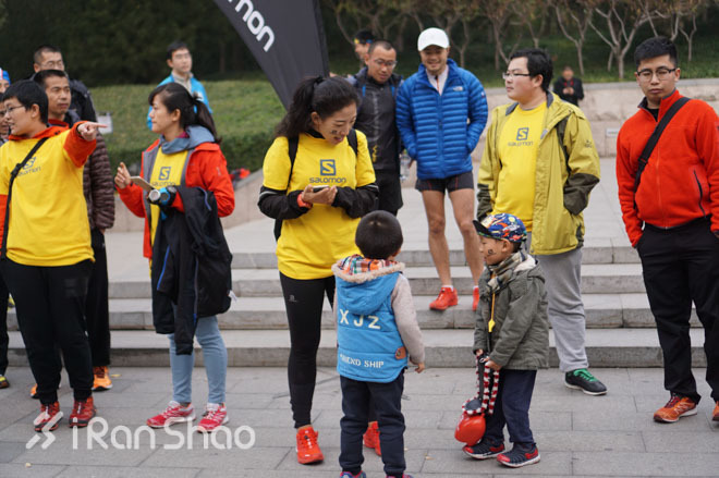 现场 | 赶在银杏叶落下时，分秒不差跑玩半马——Salomon城市越野北京站