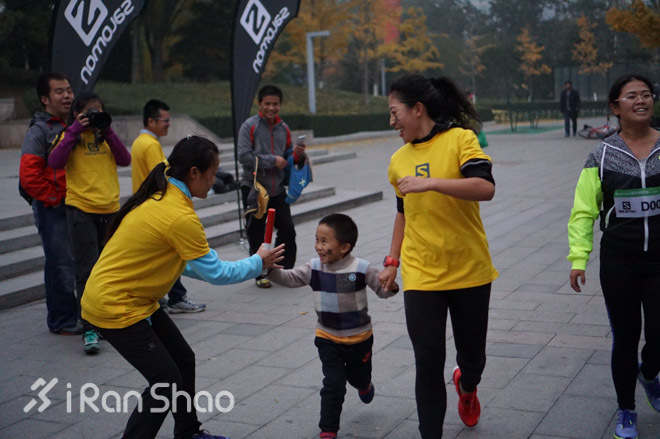 现场 | 赶在银杏叶落下时，分秒不差跑玩半马——Salomon城市越野北京站