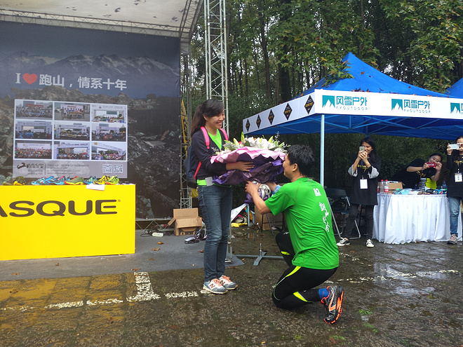 威斯，你用10年标志一个越野跑山赛的符号