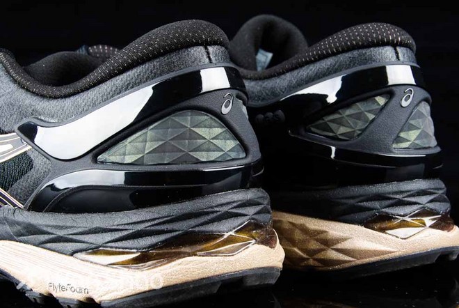 ASICS MetaRun 跑鞋