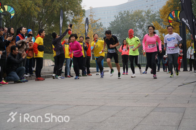 现场 | 赶在银杏叶落下时，分秒不差跑玩半马——Salomon城市越野北京站