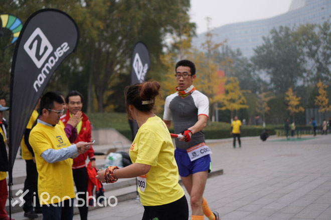 现场 | 赶在银杏叶落下时，分秒不差跑玩半马——Salomon城市越野北京站