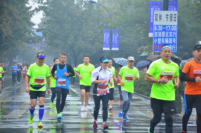 随风奔跑自由是方向——记人生第一次全程马拉松（兼雨中首马）——杭州马拉松