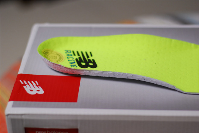 极速精灵！NB顶级马拉松比赛鞋New Balance RC1600 v2评测