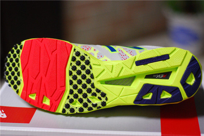 极速精灵！NB顶级马拉松比赛鞋New Balance RC1600 v2评测