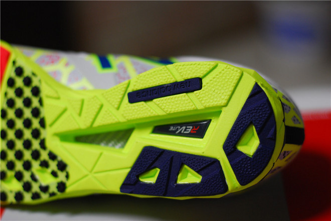 极速精灵！NB顶级马拉松比赛鞋New Balance RC1600 v2评测