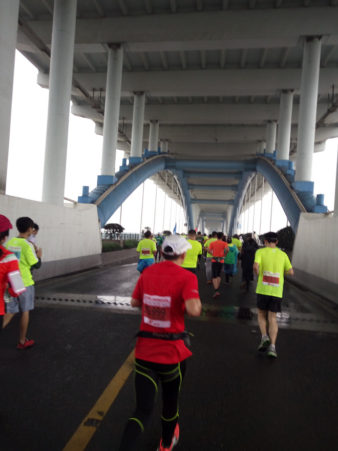 雨战杭马——朝有夜雨晚来风