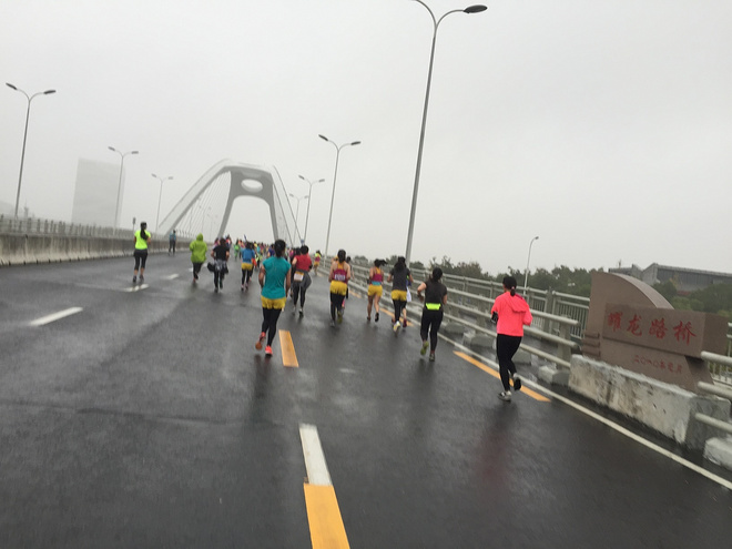 在雨中，每一步都是不同的风景