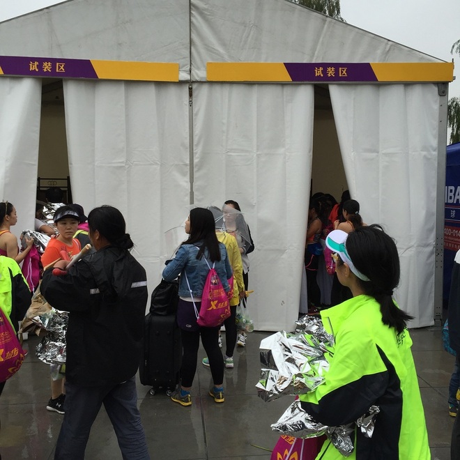 在雨中，每一步都是不同的风景
