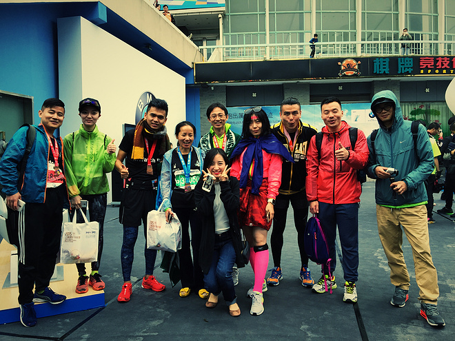 就算大雨让整座城市颠倒，也拦不住我们完赛！