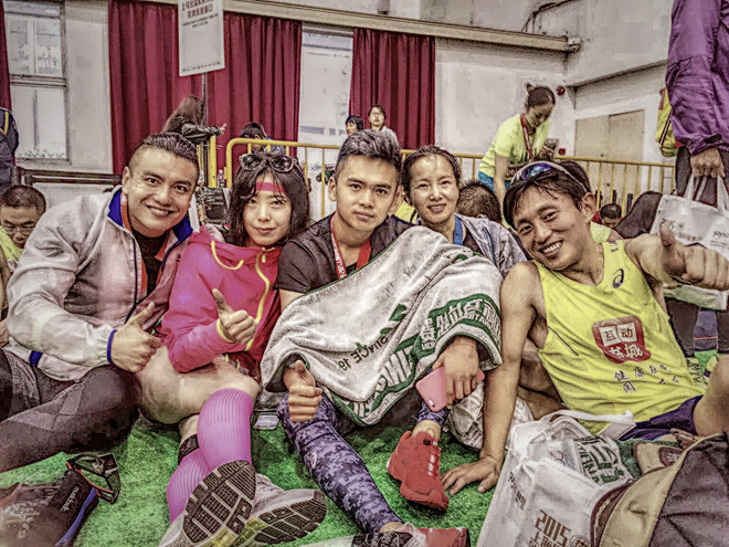 就算大雨让整座城市颠倒，也拦不住我们完赛！