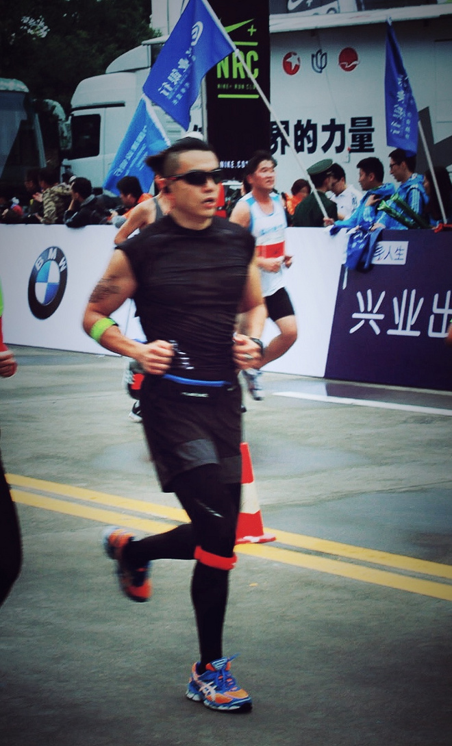 就算大雨让整座城市颠倒，也拦不住我们完赛！