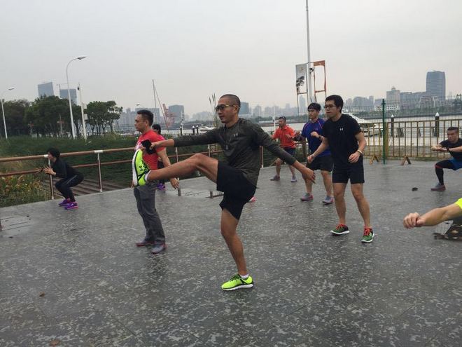 就算大雨让整座城市颠倒，也拦不住我们完赛！