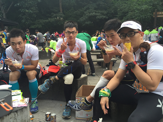 四个人，八条腿，一颗心，我们共同的乐施毅行者