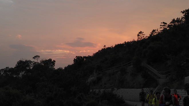 四个人，八条腿，一颗心，我们共同的乐施毅行者