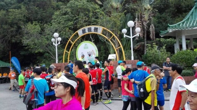 四个人，八条腿，一颗心，我们共同的乐施毅行者