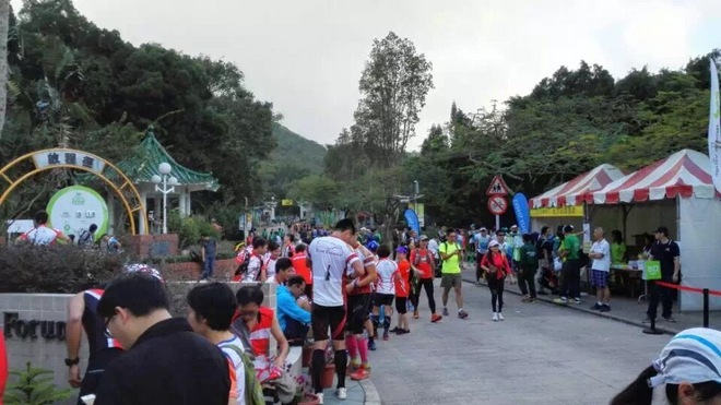 四个人，八条腿，一颗心，我们共同的乐施毅行者