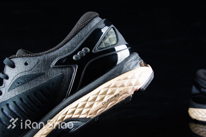 ASICS MetaRun 跑鞋