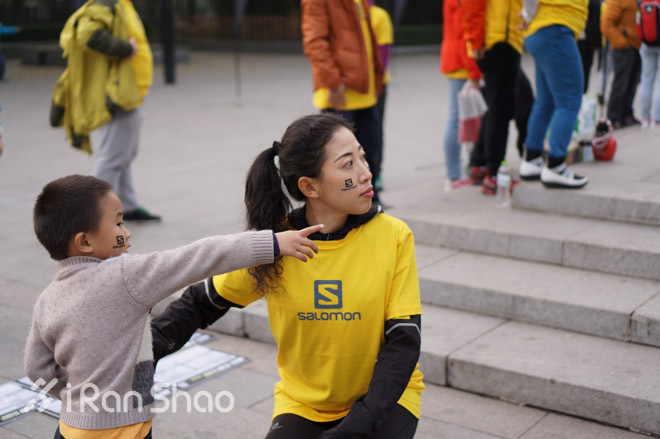 现场 | 赶在银杏叶落下时，分秒不差跑玩半马——Salomon城市越野北京站