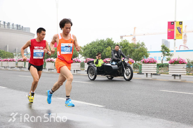 侬好上马 | 马拉松跑最快的英语老师