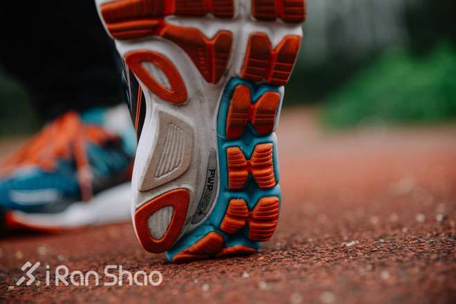 评测 | Saucony 圣康尼 Triumph ISO，向那些缓震弱鸡跑鞋致敬