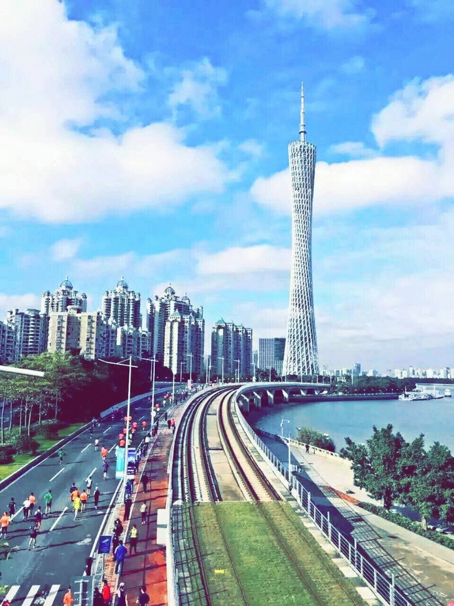 与你相遇 好幸运 无与伦比的那一抹广州蓝——记2015广州马拉松赛