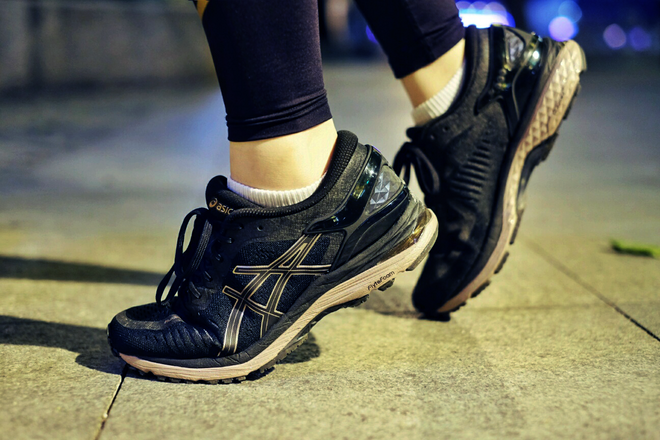 流粉缀金 陪我跑过沿途每一帧风景——女款ASICS MetaRun测评