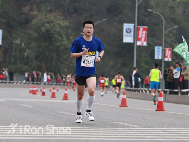 人物 | 全马243，这个警察不抓小偷