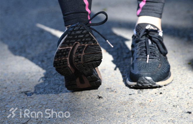 跑鞋 | ASICS亚瑟士 MetaRun，长距离跑鞋的黑金之选！