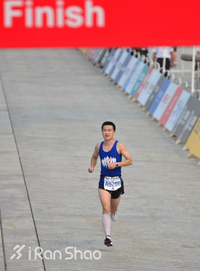 人物 | 全马243，这个警察不抓小偷