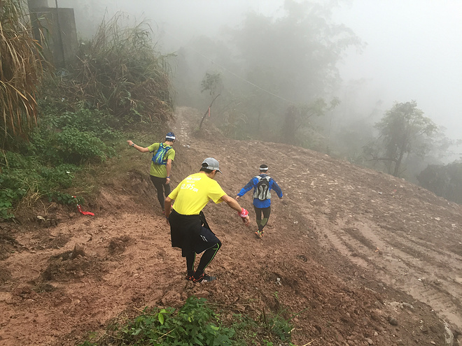 一场虐哭吃货跑渣的泥巴之旅——记首届五虎山越野赛