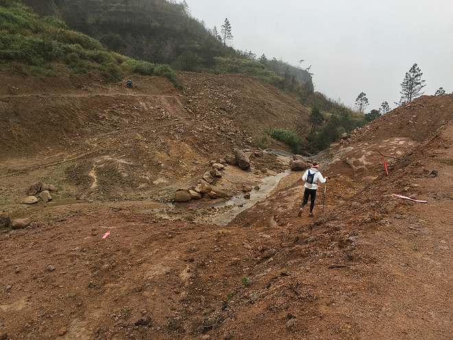 一场虐哭吃货跑渣的泥巴之旅——记首届五虎山越野赛