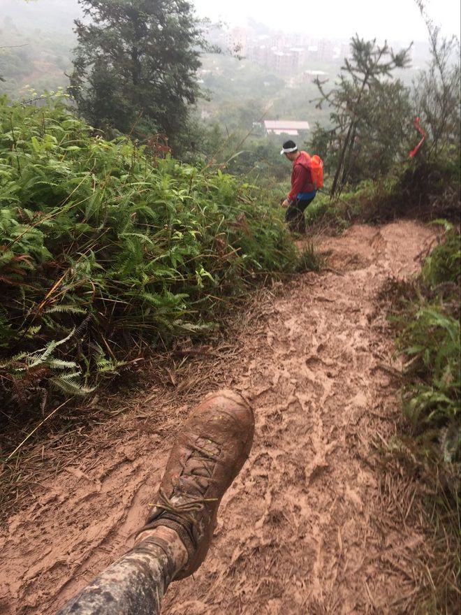 一场虐哭吃货跑渣的泥巴之旅——记首届五虎山越野赛
