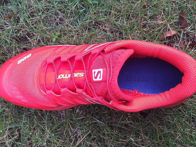 越过山丘，才知道有人等候---冬日里的那一抹红白黑