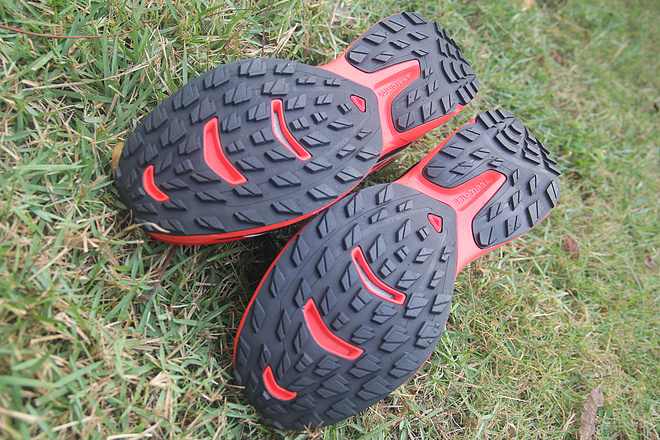 越过山丘，才知道有人等候---冬日里的那一抹红白黑