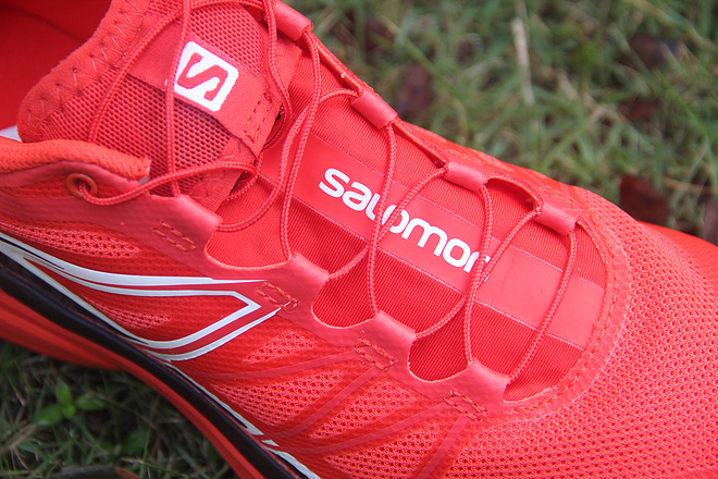 越过山丘，才知道有人等候---冬日里的那一抹红白黑