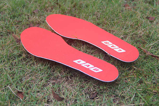 越过山丘，才知道有人等候---冬日里的那一抹红白黑